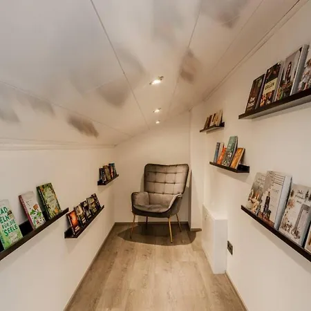 Modern Oasis Hottub, View, Gym *