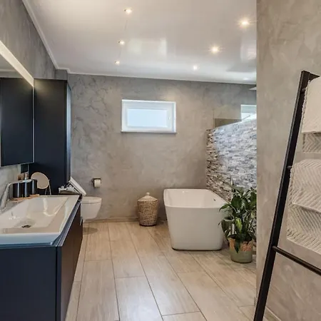 Modern Oasis Hottub, View, Gym * Oberbettingen