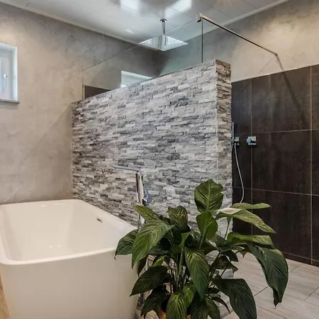 Modern Oasis Hottub, View, Gym فيلة *