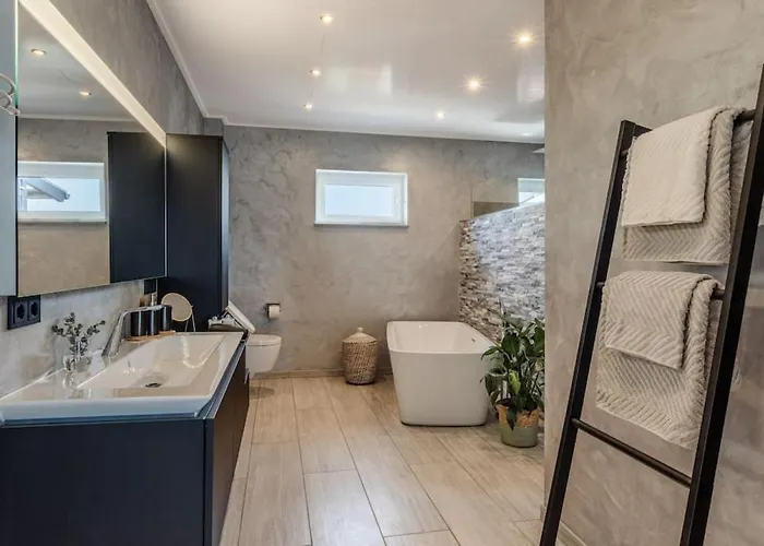 Modern Oasis Hottub, View, Gym * Oberbettingen